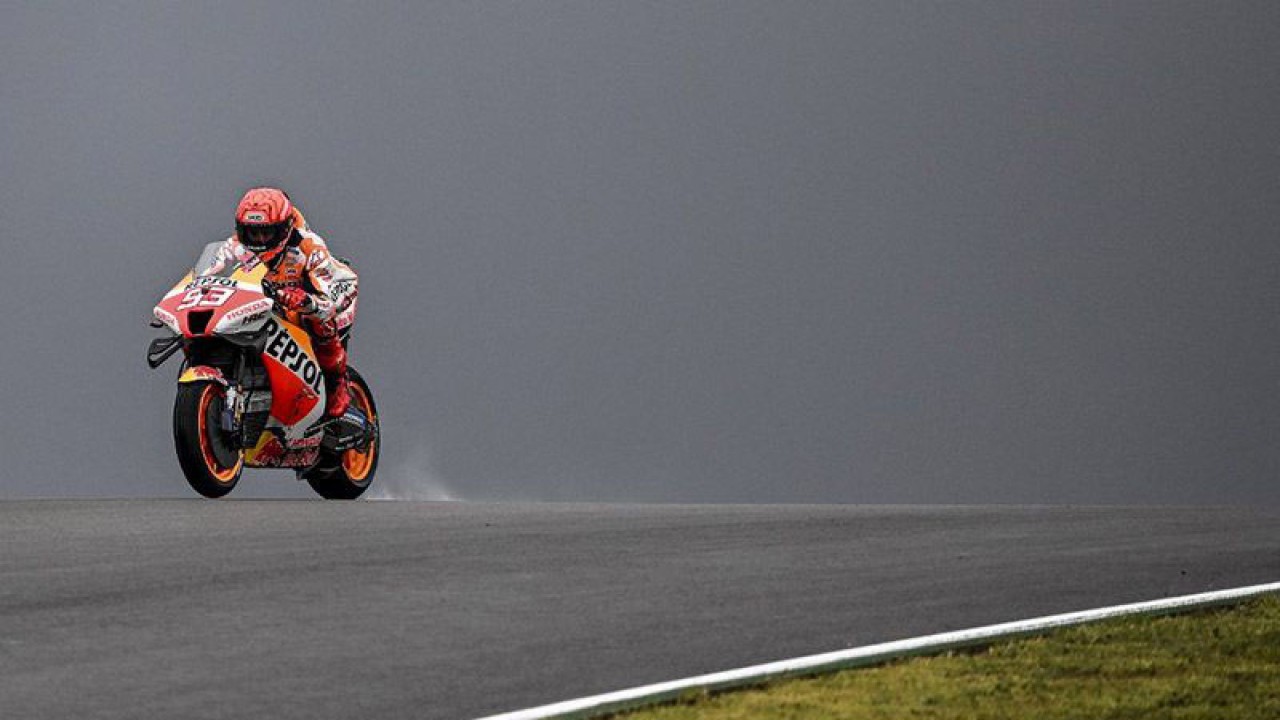 Pebalap Tim Honda Marc Marquez dalam sesi latihan pertama GP MotoGP Portugal di Algarve International Circuit di Portimao (22/4/2022). ANTARA/AFP/Patricia de Melo Moreira/aa. (AFP/PATRICIA DE MELO MOREIRA/PATRICIA DE MELO MORE)