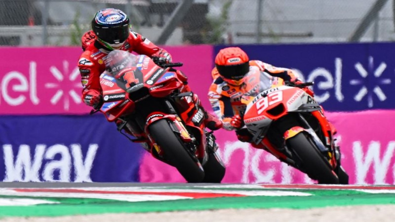 Arsip - Pebalap tim Ducati Lenovo Francesco Bagnaia dan pebalap tim Repsol Honda Marc Marquez menjalani kualifikasi Grand Prix Italia, Sirkuit Mugello. (10/6/2023) (AFP/FILIPPO MONTEFORTE)