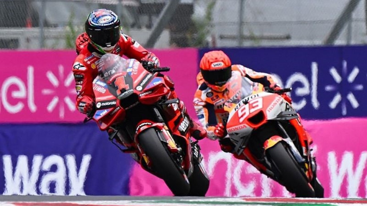 Arsip foto - Pebalap tim Ducati Lenovo Francesco Bagnaia dan pebalap tim Repsol Honda Marc Marquez menjalani kualifikasi Grand Prix Italia, Sirkuit Mugello, Italia (10/6/2023). ANTARA/AFP/Filippo Monteforte/aa.