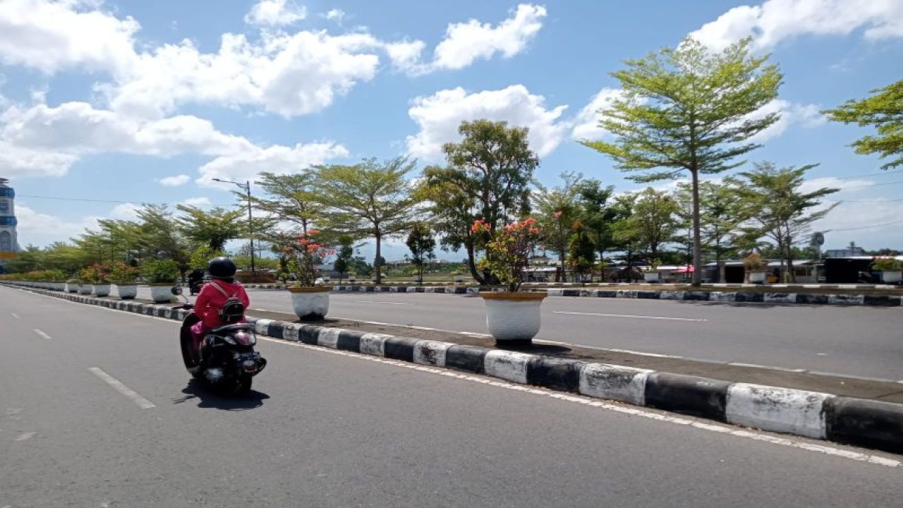 Kawasan "bypass" Jalan Lingkar Selatan Kota Mataram, Provinsi Nusa Tenggara Barat, menjadi salah satu lokasi prioritas pemasangan kamera CCTV karena menjadi kawasan rawan vandalisme. (ANTARA/Nirkomala)