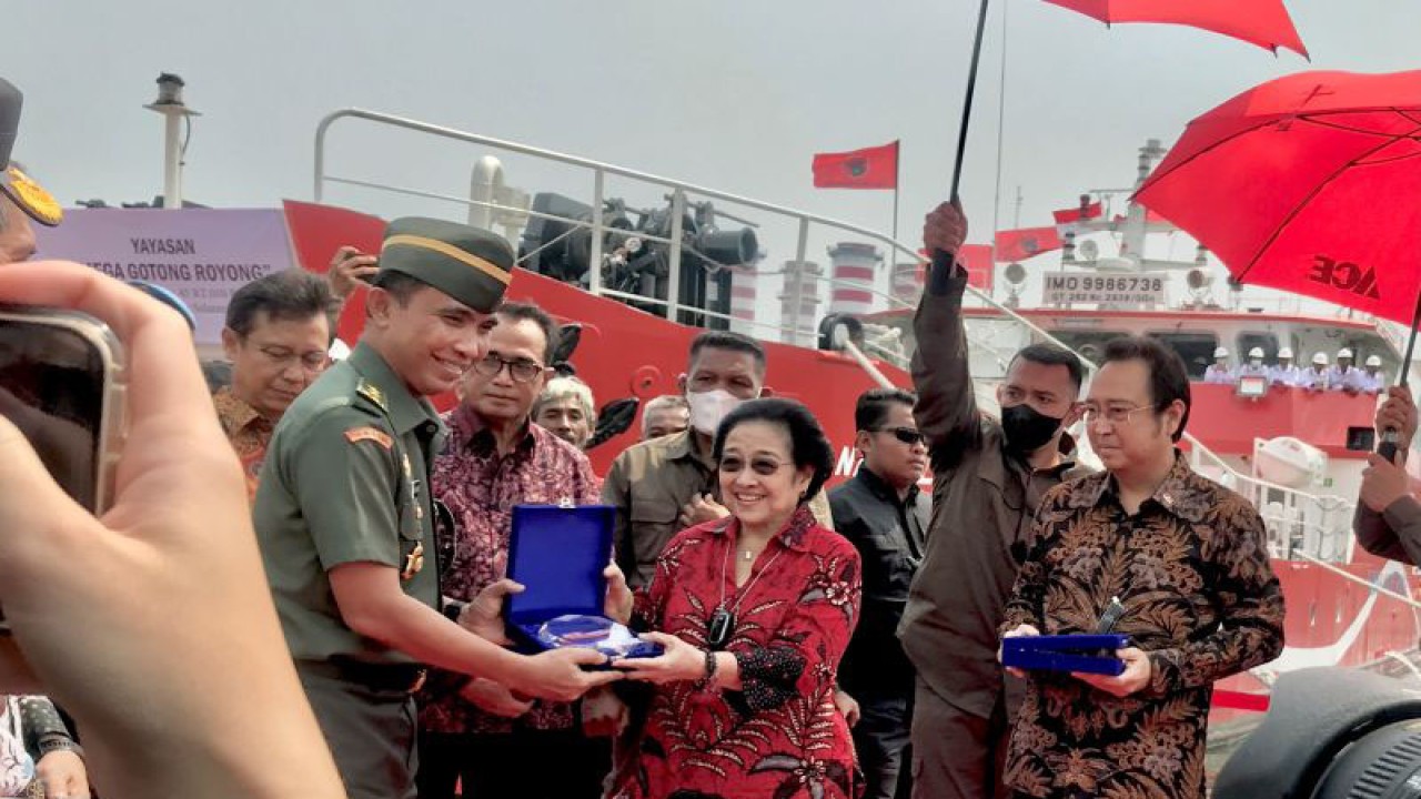 Presiden Ke-5 Republik Indonesia Megawati Soekarnoputri memberikan cenderamata pada tamu undangan saat acara peresmian rumah sakit terapung KM Laksamana Malahayati di dermaga Tanjung Priok, Jakarta, Sabtu (10/6/2023). ANTARA/Genta Tenri Mawangi.