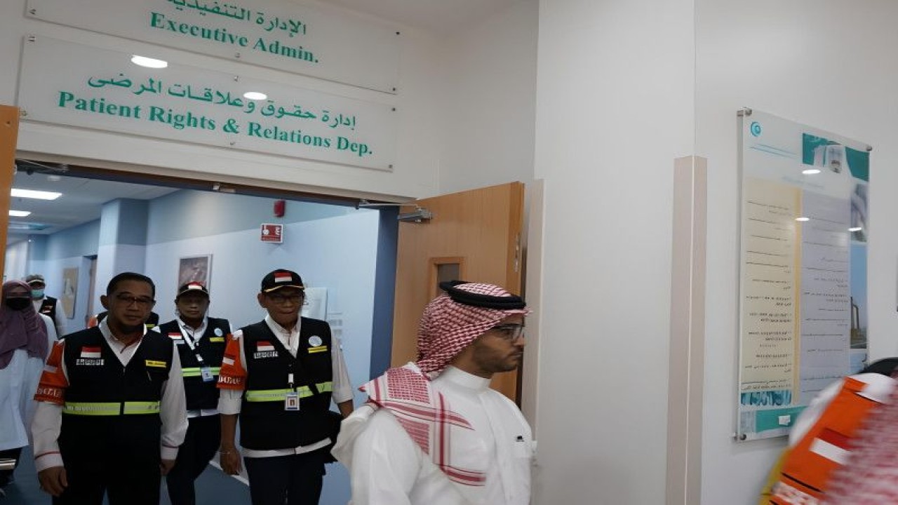 Tim KKHI Mekkah ketika berkunjung ke salah satu rumah sakit milik Arab Saudi yang dijadikan sebagai rumah sakit rujukan bagi jamaah haji Indonesia. (ANTARA/HO-Kemenkes)