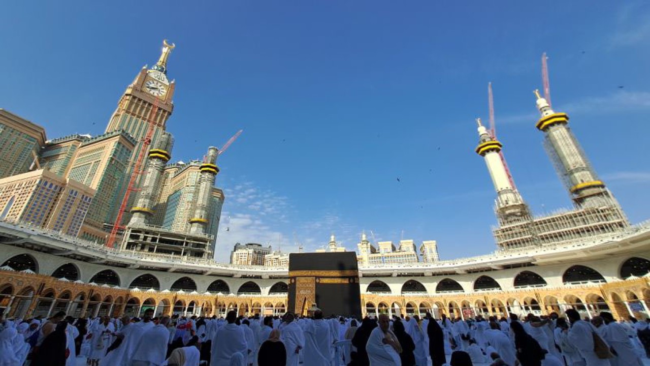 Arsip Foto - Umat Islam memadati area sekitar kakbah untuk melaksanakan tawaf umrah di Masjidil Haram, Makkah, Arab Saudi, Rabu (7/6/2023). (ANTARA FOTO/WAHYU PUTRO A)