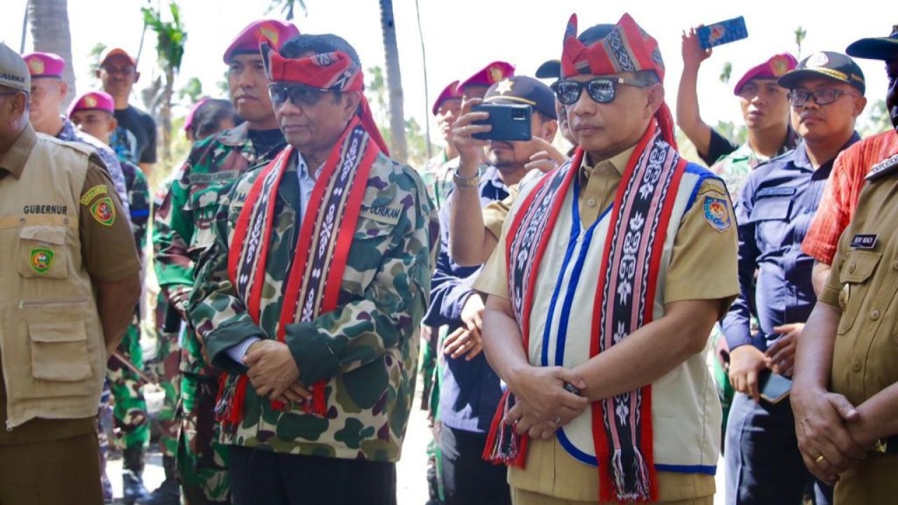 Menko Polhukam sekaligus Ketua Pengarah Badan Nasional Pengelola Perbatasan (BNPP), Mahfud MD, bersama Mendagri yang juga Kepala BNPP Tito Karnavian.