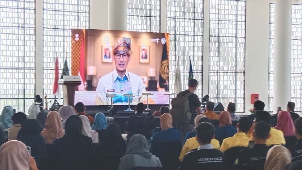 Menteri Pariwisata dan Ekonomi Kreatif (Menparekraf) Sandiaga Uno membuka "Emotion Business Plan Competition 2023" di Universitas Nahdlatul Ulama (UNU) Yogyakarta secara virtual, Rabu (14/6/2023) (ANTARA/Luqman Hakim)