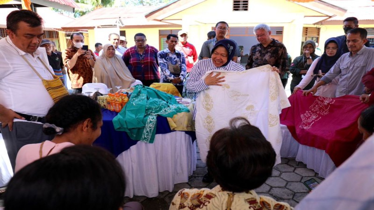 Menteri Sosial Tri Rismaharini meninjau produk pengrajin batik di Kabupaten Biak Numfor, Papua, Sabtu (3/6/2023). ANTARA/HO-Kemensos