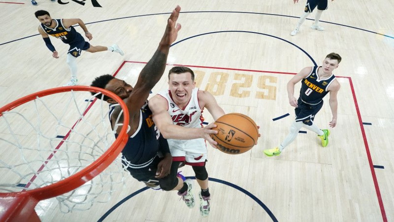 Pebasket Miami Heat Duncan Robinson (kedua kanan) berupaya memasukkan bola dan dihadang pebasket Denver Nuggets Jeff Green saat game 2 final NBA di Ball Arena Denver, Colorado, Minggu (4/6/2023). (Photo by POOL / GETTY IMAGES NORTH AMERICA / Getty Images via AFP) (Getty Images via AFP/POOL)