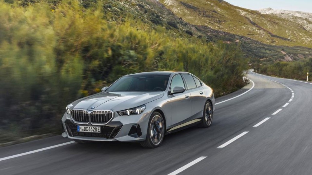 BMW Korea memperlihatkan model seri 5 terbaru dari pabrikan mobil Jerman itu, yang akan diluncurkan di Korea Selatan pada Oktober 2023. (Yonhap)