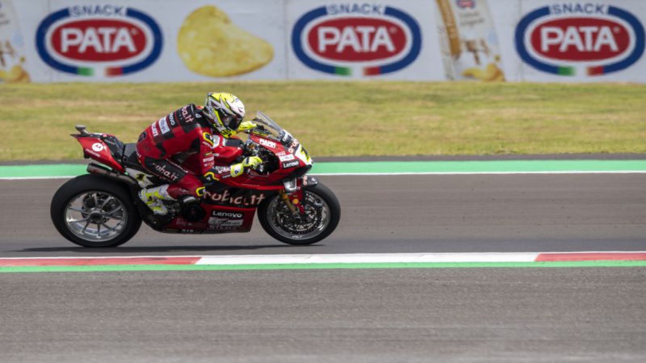 Arsip- Pebalap Aruba.it Racing-Ducati Alvaro Bautista memacu kecepatan saat Race 2 WSBK 2023 di Pertamina Mandalika International Street Circuit di KEK Mandalika, Praya, Lombok Tengah, NTB, Minggu (5/3/2023). . ANTARA FOTO/M Agung Rajasa/nym