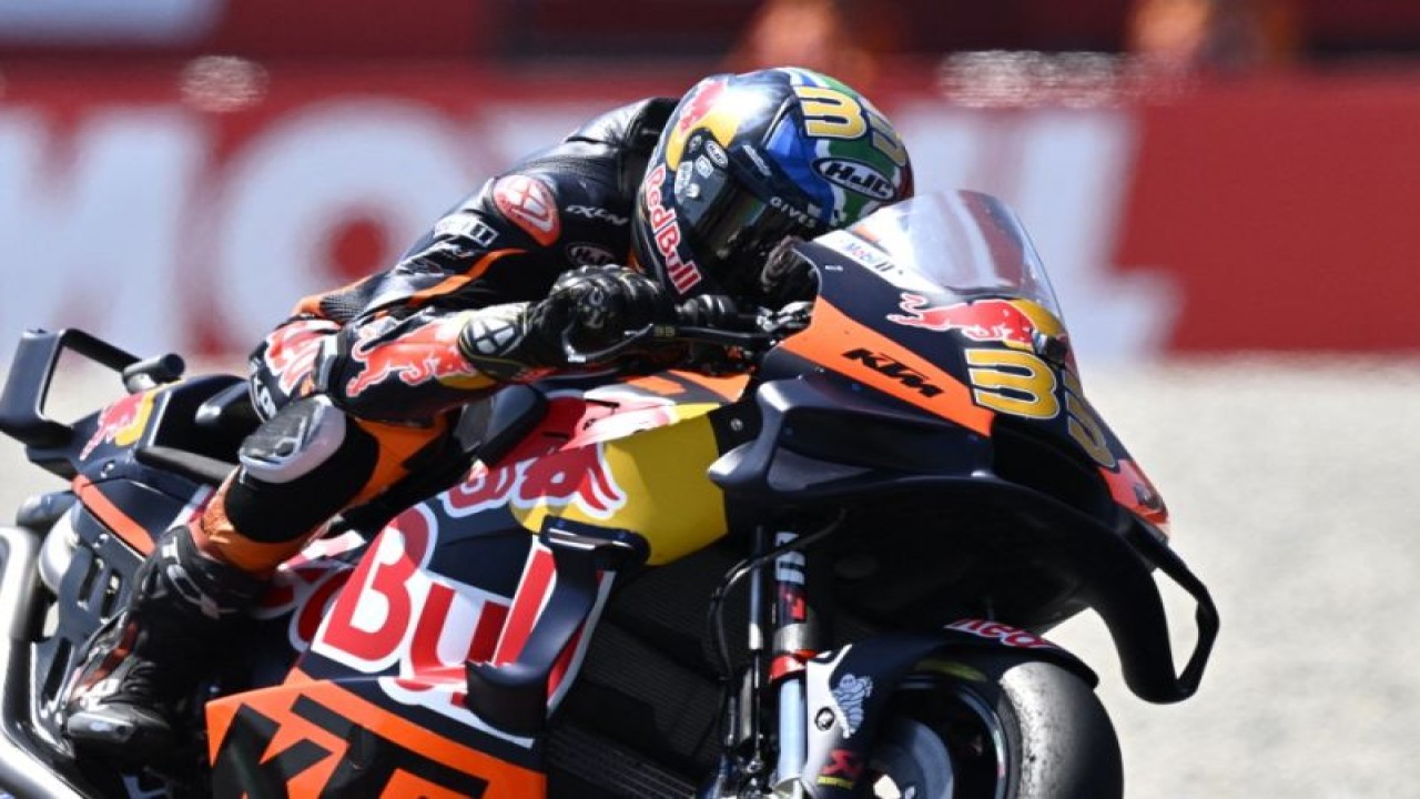 Pebalap Red Bull KTM Brad Binder melaju di MotoGP Belanda yang bergulir di Sirkuit TT Assen, Belanda, 25 Juni 2023. (ANTARA/AFP/JOHN THYS)