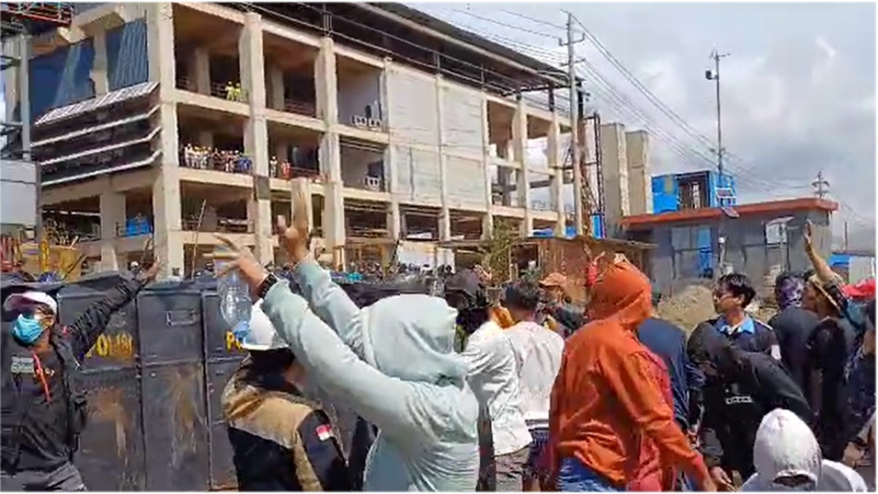 Ratusan massa yang menamakan dirinya Aliansi Masyarakat Terdampak Kecamatan Motui, Kabupaten Konawe, Sulawesi Tenggara melakukan unjuk rasa terhadap dua perusahaan yang diduga telah mencemari udara dan air di lingkungan mereka, pada Rabu (21/6/2023).