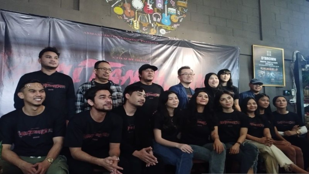 Tim produksi dan pemain film "Paku Tanah Jawa" saat jumpa media di Jakarta, Jumat (02/06/2023). (ANTARA/Rizka Khaerunnisa)