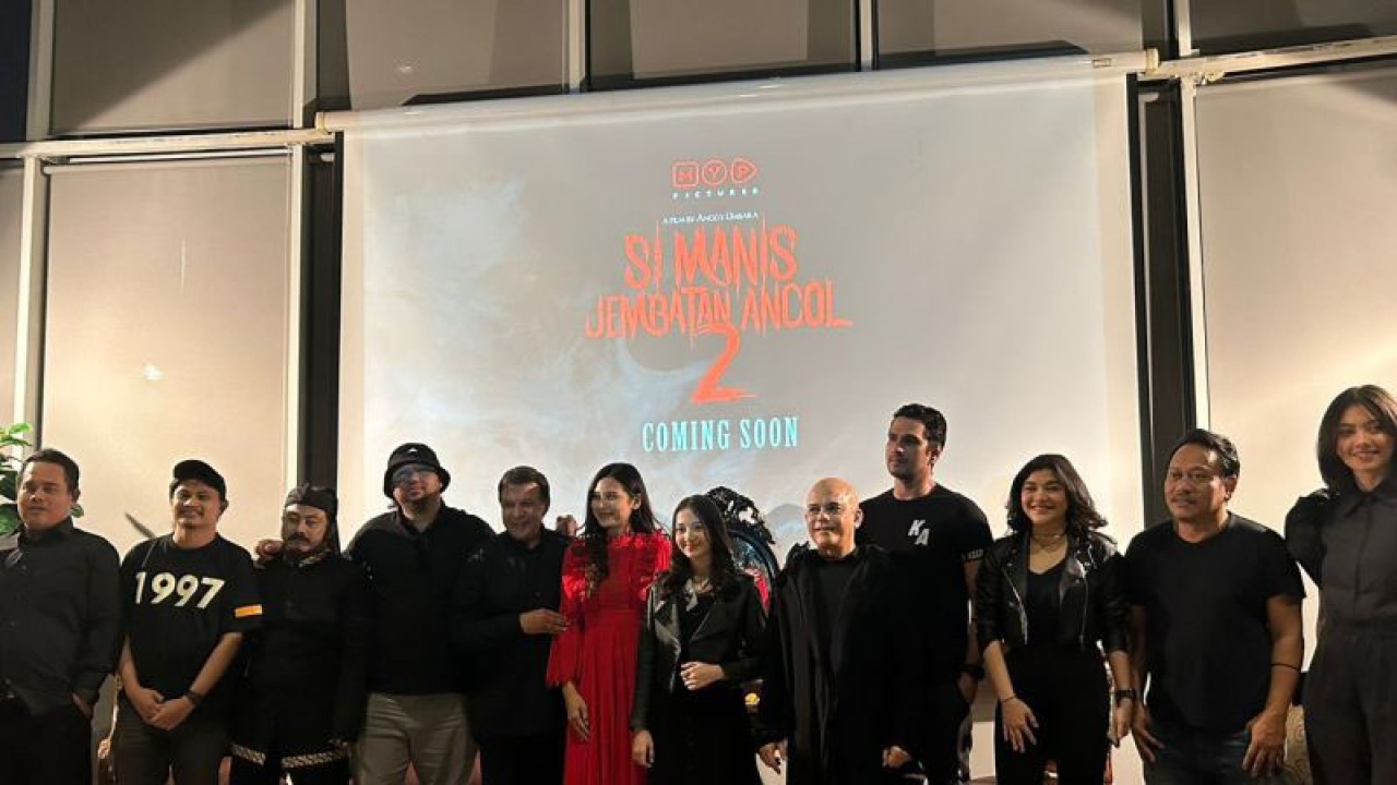 Jajaran pemeran, sutradara, dan produser film horor "Si Manis Jembatan Ancol 2" dalam konferensi pers bersama media di Jakarta, Kamis. (ANTARA/Vinny Shoffa Salma)