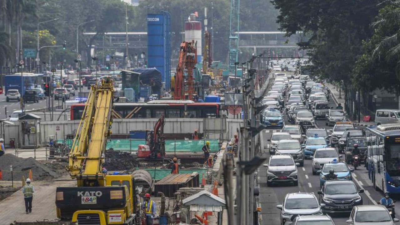 Pekerja Menyelesaikan Pembangunan Proyek Moda Raya Terpadu (MRT) Fase ...