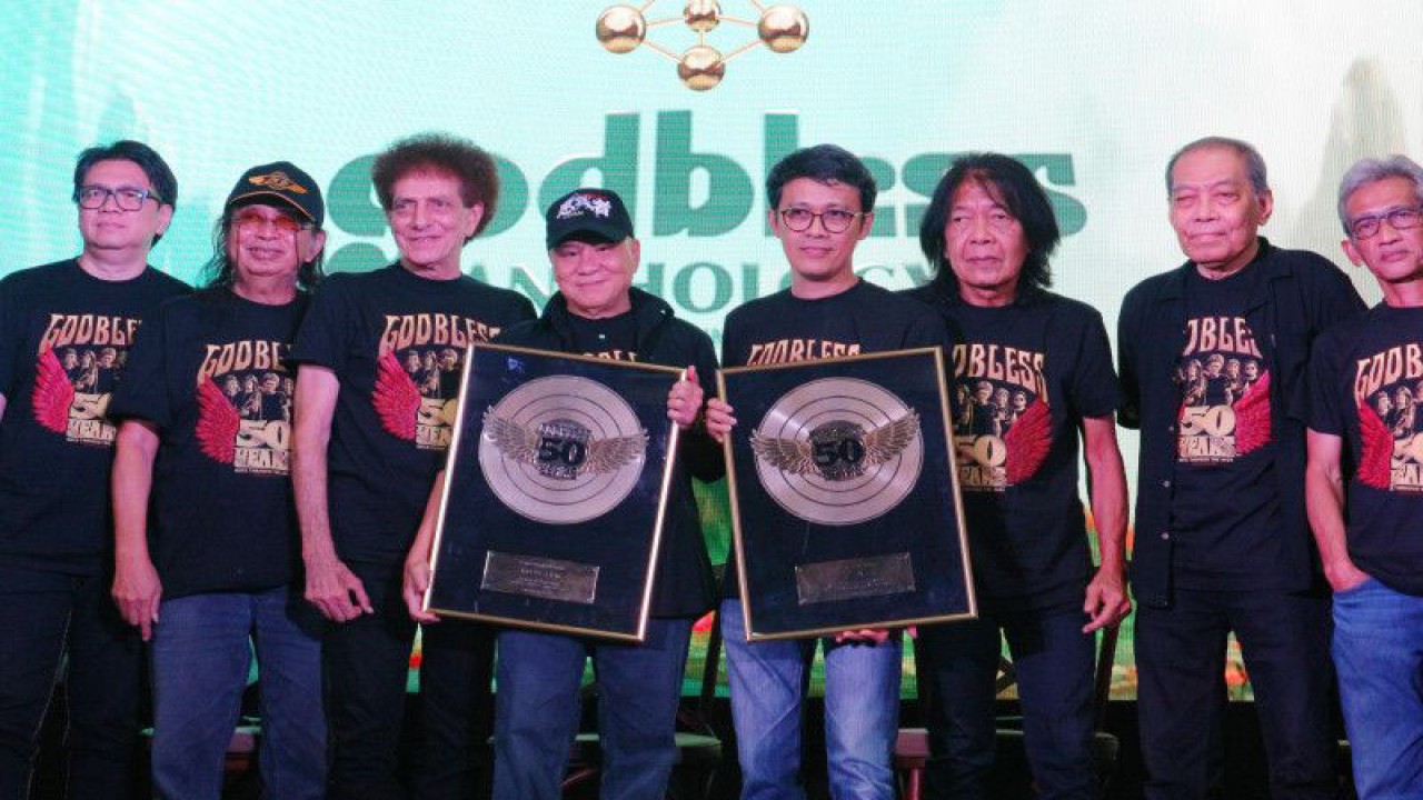 Grup band rock legendaris Tanah Air, God Bless, bersama Tohpati, pada konferensi pers peluncuran album “Anthology” di Jakarta, Rabu (21/6/2023). (ANTARA/Pamela Sakina)