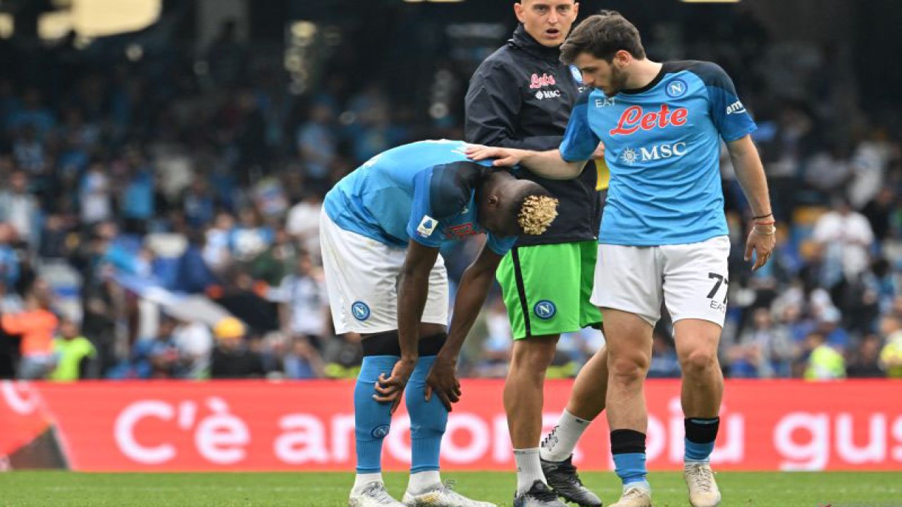 Pemain Napoli Khvicha Kvaratskhelia (kanan) menenangkan rekan setimnya Victor Osimhen di akhir pertandingan Liga Italia saat melawan Salernitana, di Stadion Diego Maradona, Napoli, 30 April 2023. Foto AFP/FILIPPO MONTEFORTE