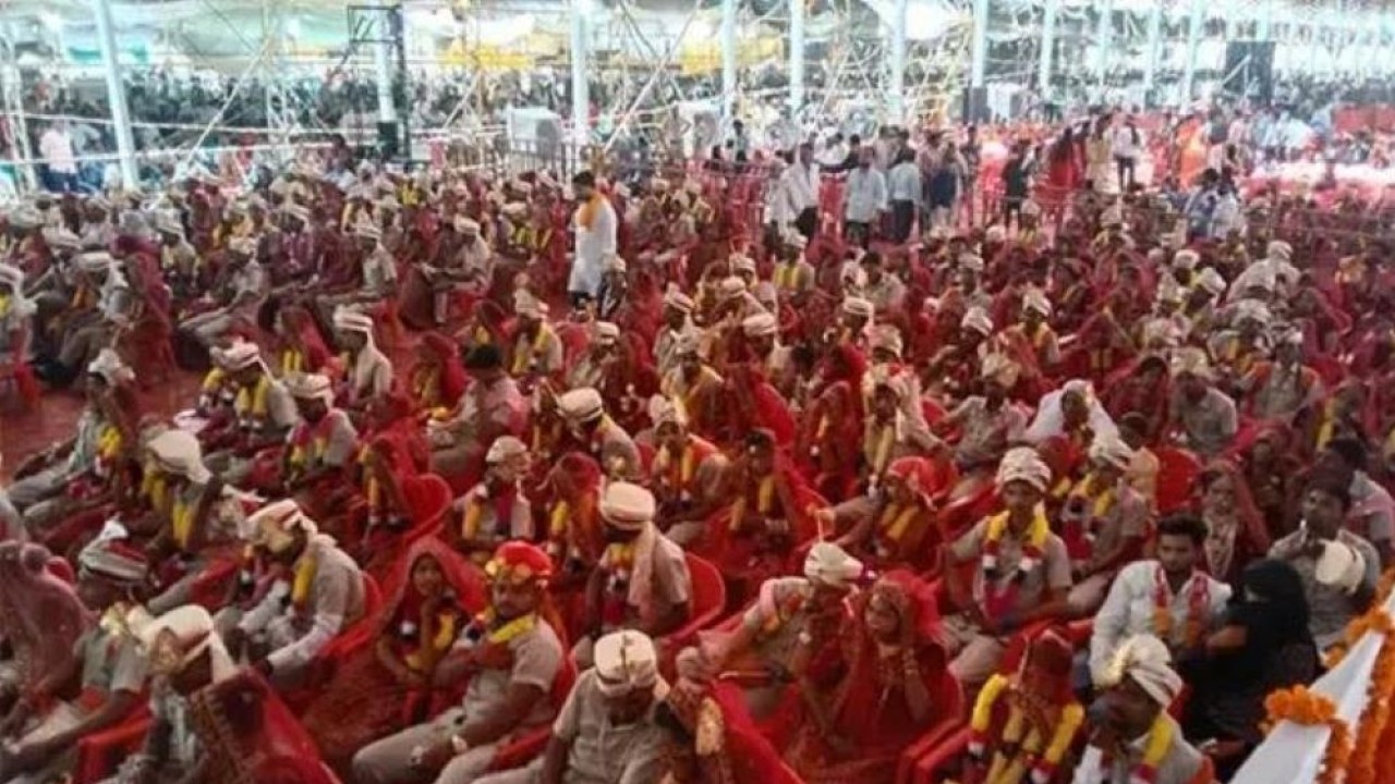 Sebanyak 2.143 pasangan mengikuti nikah massal di distrik Baran, di negara bagian Rajasthan, India, dan memecahkan rekor dunia. (Guinness World Records)