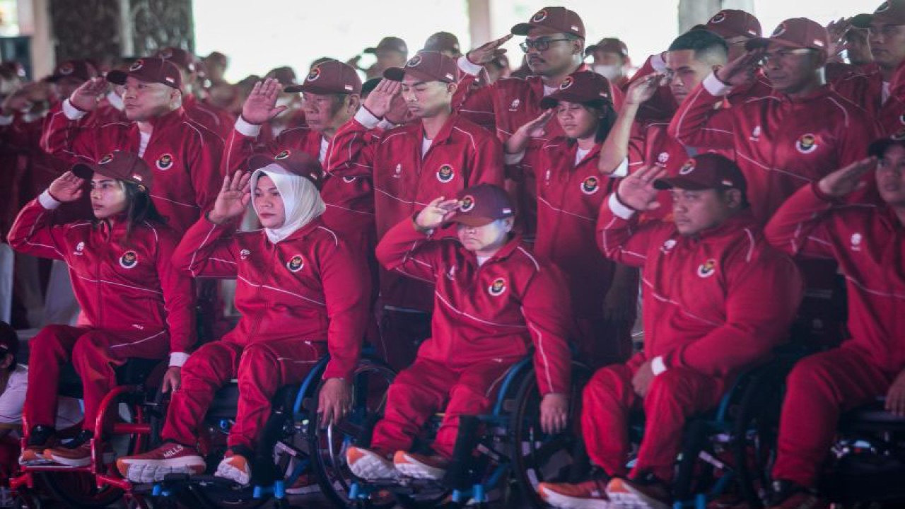 Ilustrasi - Atlet National Paralympic Committee (NPC) memberi hormat pada acara Pengukuhan dan Pelepasan Kontingen ASEAN Para Games XII Kamboja 2023 di Balai Kota, Solo, Jawa Tengah, Senin (29/5/2023). . ANTARA FOTO/Mohammad Ayudha/aww.