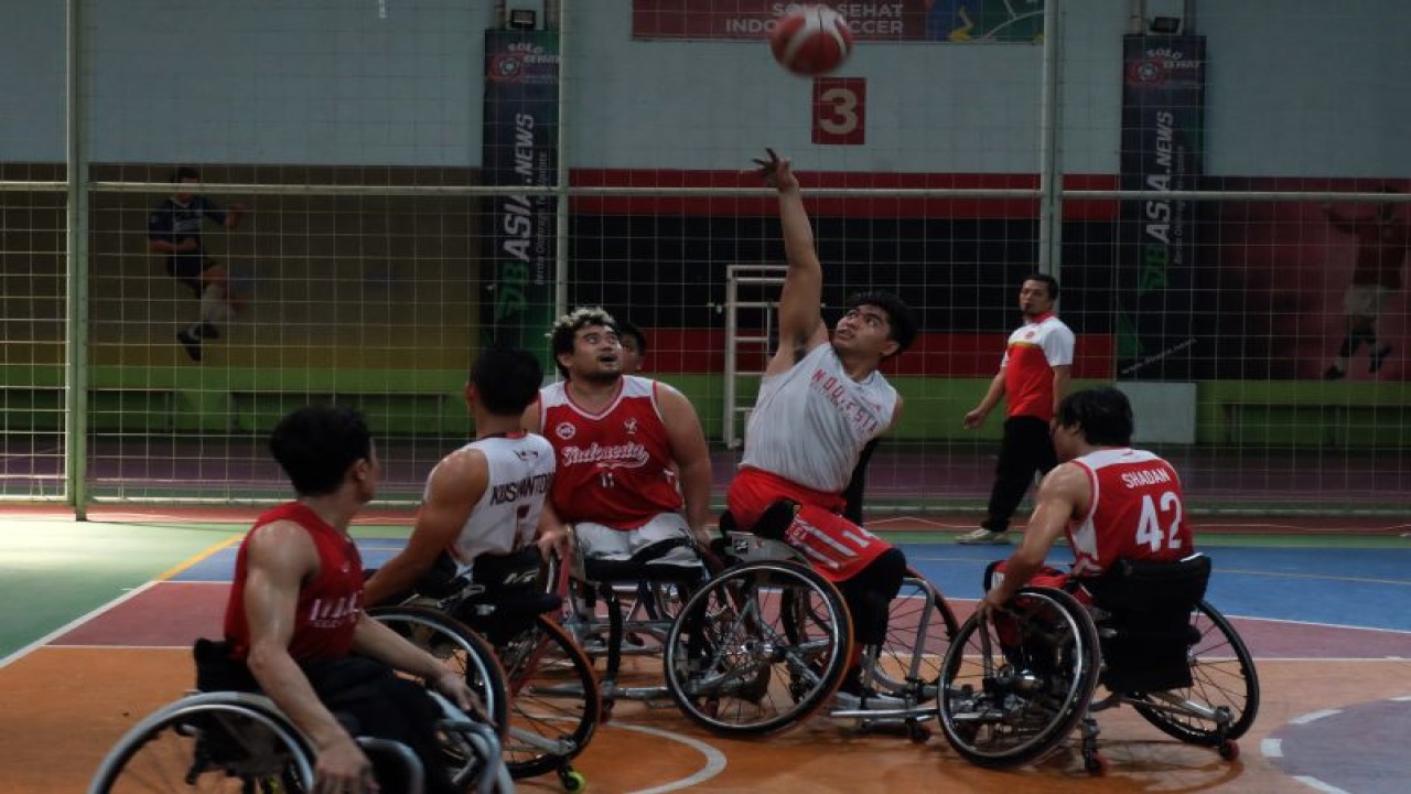 Atlet basket kursi roda National Paralympic Committee of Indonesia (NPC) Indonesia mengikuti pemusatan latihan nasional (Pelatnas) untuk ASEAN Para Games Kamboja 2023 di Solo Baru, Kabupaten Sukoharjo, Jawa Tengah, Sabtu (6/5/2023). Ajang ASEAN Para Games Kamboja 2023 tersebut akan mempertandingkan 12 cabang olahraga dan berlangsung pada 3-9 Juni 2023 di Phnom Penh, Kamboja. ANTARAFOTO/Maulana Surya/tom