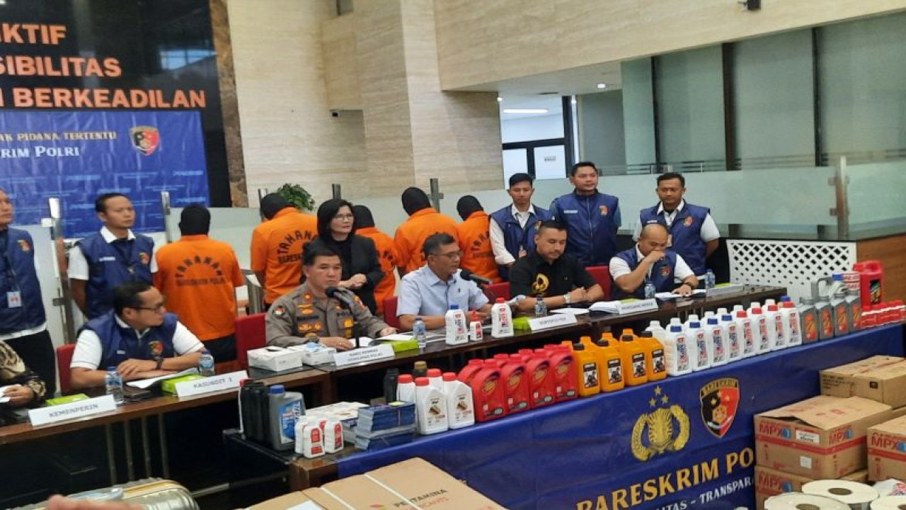 Direktorat Tindak Pidana Tertentu Bareskrim Polri merilis pengungkapan tindak pidana pembuat dan penjual oli palsu yang memiliki sembilan gudang di Jawa Timur dan mengedarkan seluruh Indonesia, Kamis (8/6/2023). (ANTARA/Laily Rahmawaty)