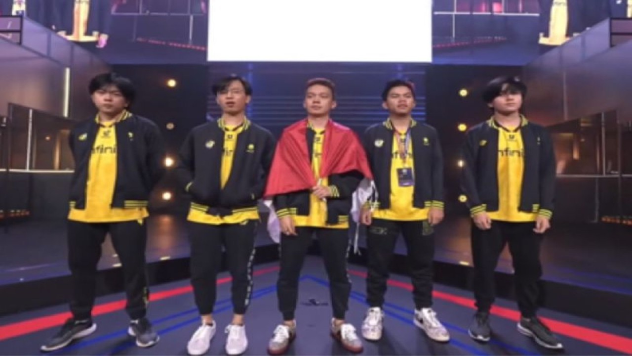 Tangkap layar pemain Onic Esports berfoto bersama sebelum pertandingan fase eliminasi Mobile Legends: Bang Bang South East Asia Championship (MSC) 2023 melawan Evos Legends yang berlangsung di Phnom Penh, Kamboja, Jumat (16/6/2023). (ANTARA/Arindra Meodia/youtube.com/MLBB Esports)