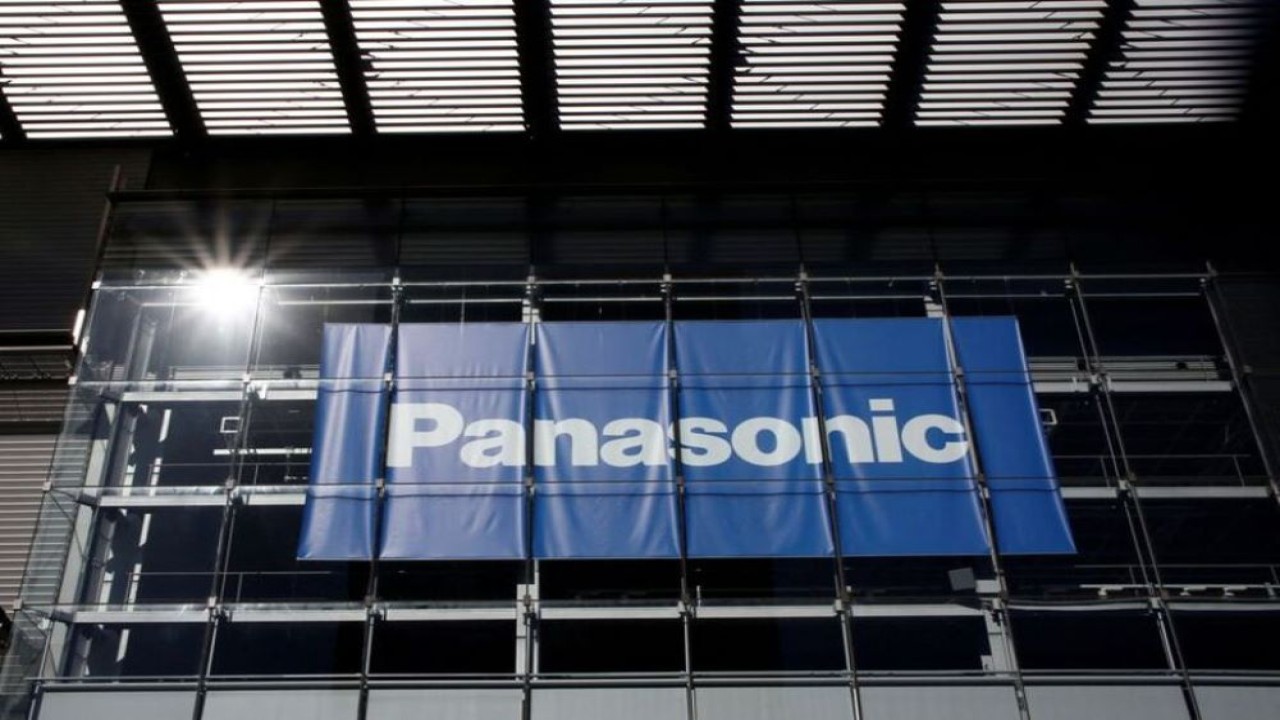 Logo Panasonic Corp digambarkan di Panasonic Center di Tokyo, Jepang, 2 Februari 2017. (Kim Kyung-Hoon/Reuters)