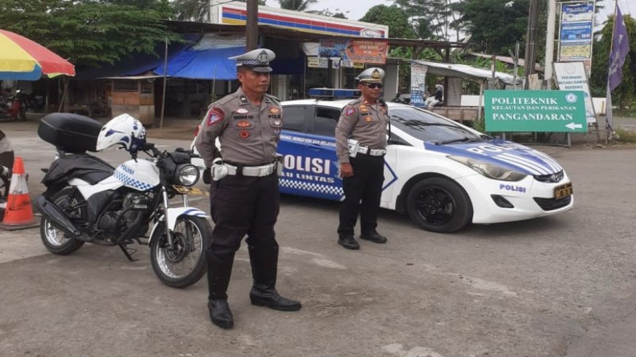 Sejumlah personel polisi melakukan pengamanan di jalur wisata Kabupaten Pangandaran, Jawa Barat, Jumat (2/6/2023). (ANTARA/HO-Satlantas Polres Pangandaran)