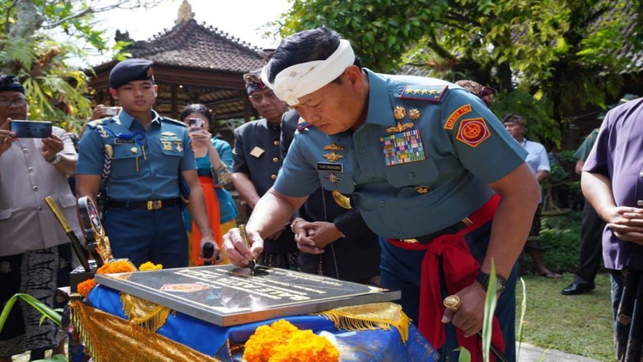 Panglima TNI Laksamana TNI Yudo Margono menandatangani prasasti dan meresmikan Bale Asta Dala yang berada di dalam Puri Ageng Blahbatuh, Gianyar, Bali, Kamis (8/6/2023). (Istimewa)