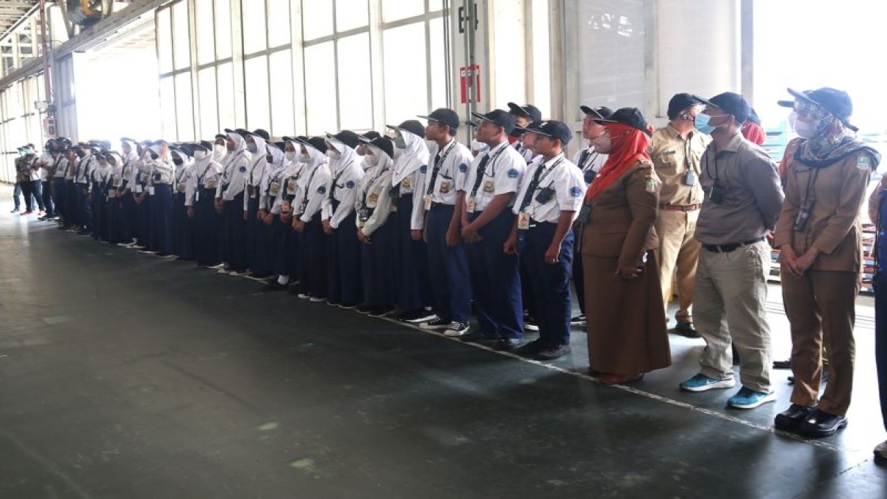 Pelajar yang ikut meramaikan kegiatan "Wisata Industri" di pabrik Suzuki Cikaran, Jawa Barat. (ANTARA/Suzuki Indonesia)