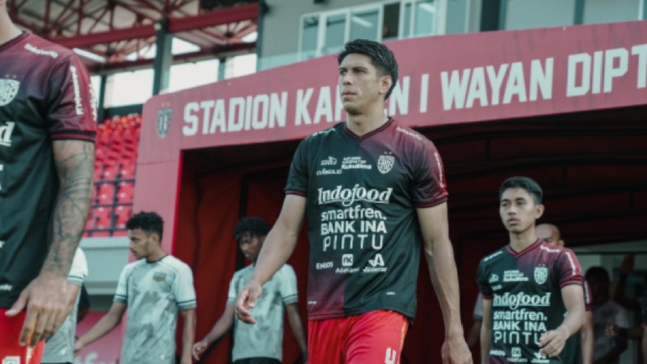 Pemain belakang Bali United, Elias Dolah