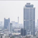 Pemandangan gedung bertingkat yang diselimuti asap polusi di Jakarta, Rabu (7/6/2023). (ANTARA FOTO/Galih Pradipta/nz)-1686305464