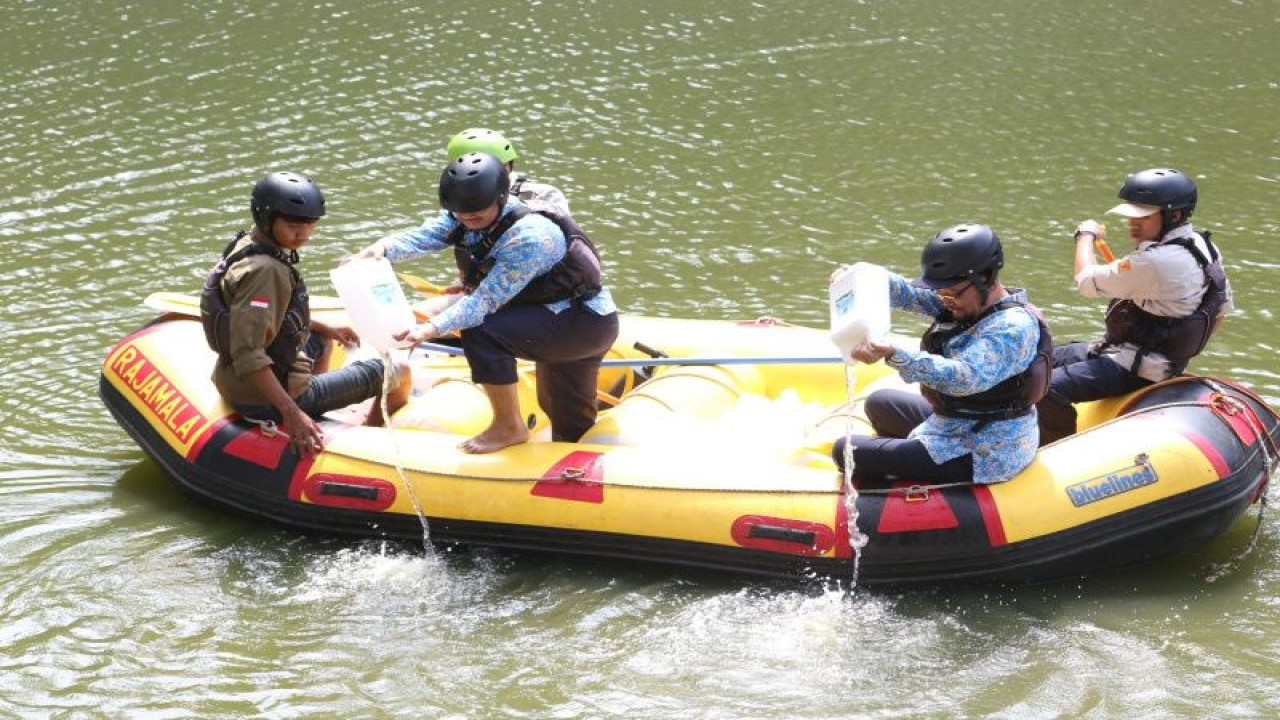 Penuangan eco-enzyme di danau Kampus UNS Surakarta, Senin (5/6/2023). ANTARA/HO-Humas UNS