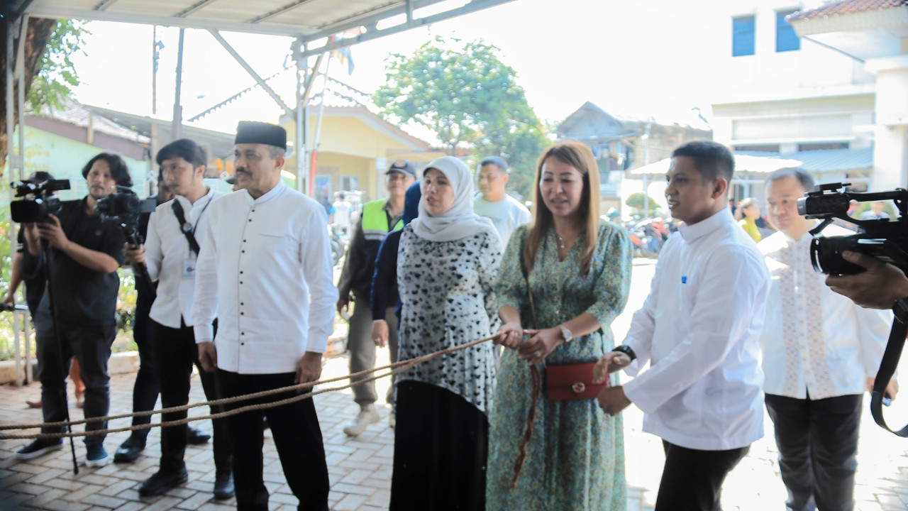 Anggota Komisi VI DPR RI dari Fraksi PDI Perjuangan Sondang Tampubolon menyumbang hewan qurban bagi warga Kelurahan Cipinang Besar Selatan, Kecamatan Jatinegara, Jakarta Timur. (foto-foto: Wira Ginting)