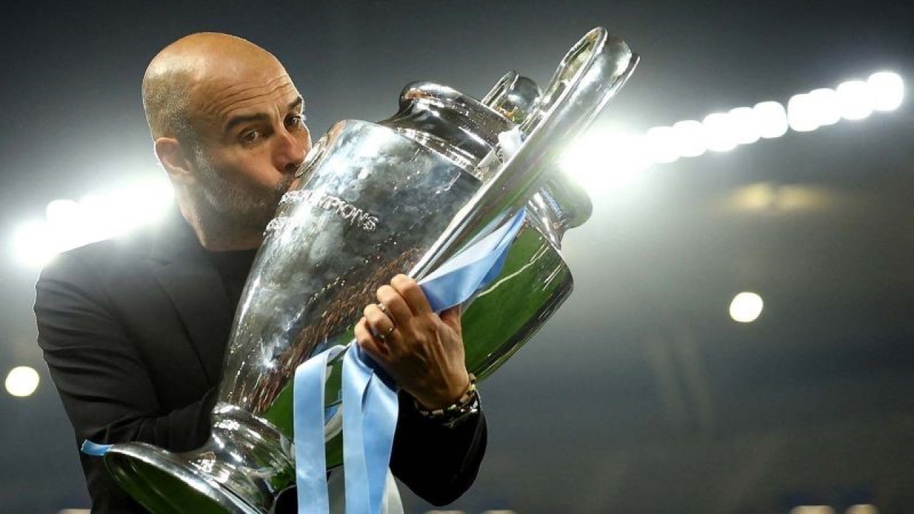 Pelatih Manchester City Pep Guardiola mencium trofi usai menjuarai Liga Champions ​​​​​​​di Ataturk Olympic Stadium, Istanbul, Turki (11/6/2023). Manchester City berhasil mengalahkan Inter Milan pada laga final Liga Champions ​​​​​​​dengan skor 1-0 yang juga melengkapi treble winners​​​​​​​ tim berjulukan The Citizens tersebut. ANTARA FOTO/REUTERS/Molly Darlington/aww.