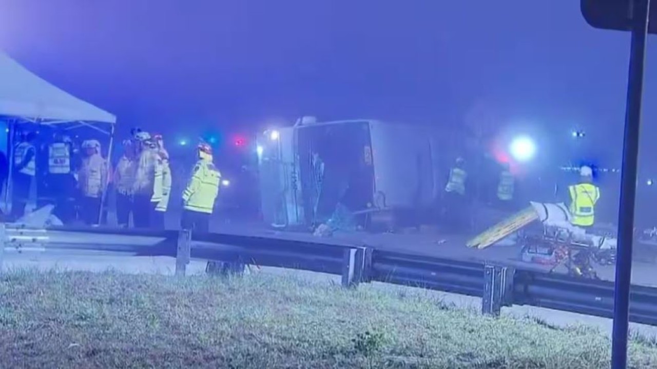 Bus terguling setelah para tamu undangan menghadiri pernikahan di kebun Anggur Wandin Estate. (Istimewa/SBS News)