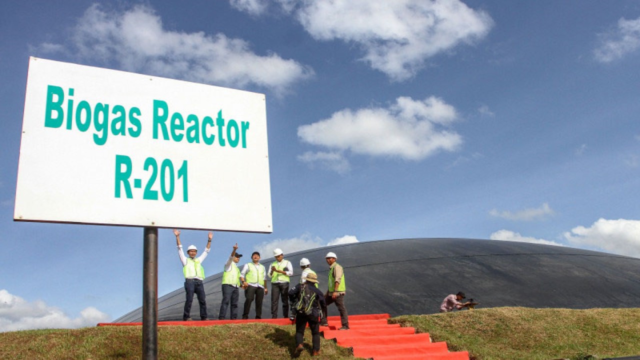 Arsip Foto - Area Pembangkit Listrik Tenaga Biogas (PLTBg) di lingkungan Pabrik Kelapa Sawit Terantam di Desa Kasikan, Kabupaten Kampar, Provinsi Riau. Pembangkit listrik itu diresmikan pada Maret 2020. (ANTARA FOTO/Rony Muharrman)