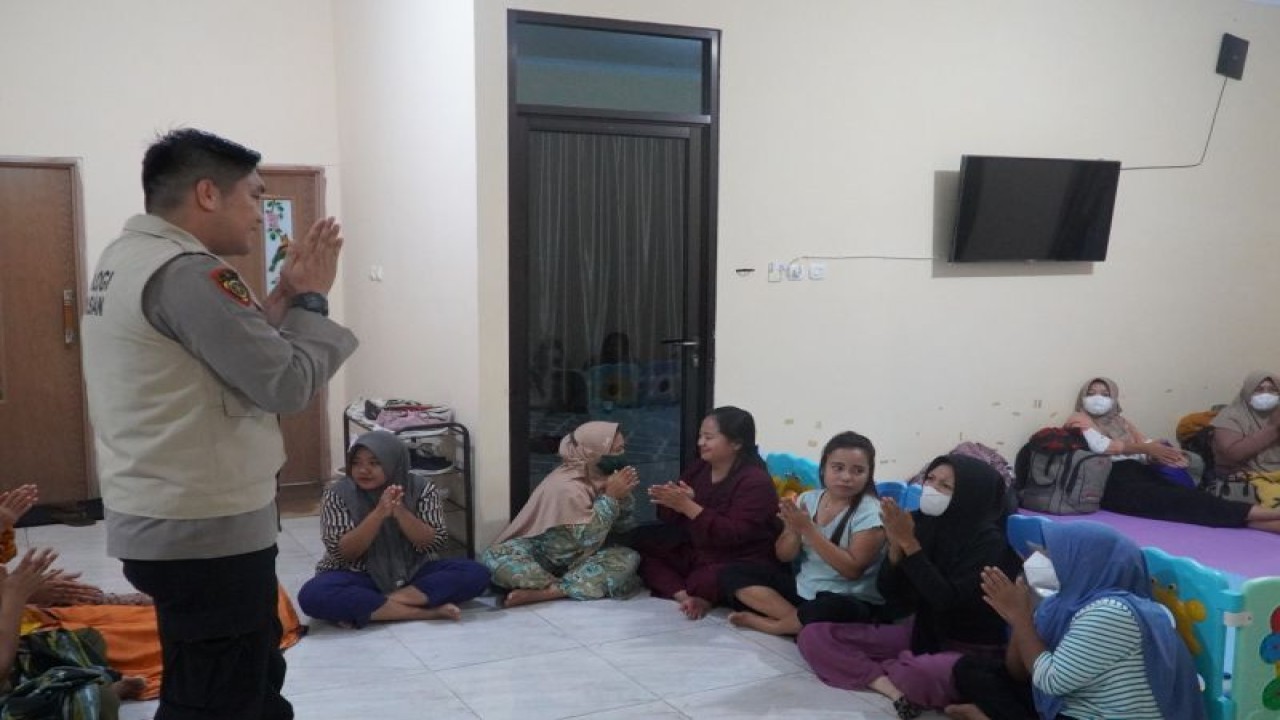 Polda Lampung sebuah rumah di Bandarlampung ynag diduga menjadi penampungna sementara para calon PMI non prosesural. Bandarlmpung, Selasa, (6/6/2023). (ANTARA/HO-Polda Lampung)