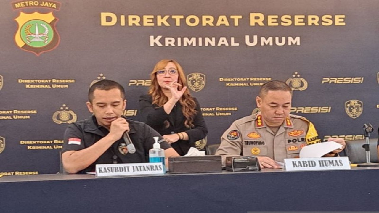 Kepala Subdirektorat Kejahatan dan Kekerasan (Jatanras) Ditreskrimum Polda Metro Jaya, AKBP Indrawienny Panjiyoga (kiri) bersama Kabid Humas Polda Metro Jaya Kombes Pol Trunoyudo Wisnu Andiko saat konferensi pers di Polda Metro Jaya, Kamis (20/4/2023) ANTARA/Ilham Kausar