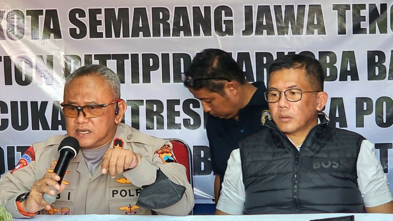 Wakapolda Jawa Tengah Brigjen Polisi Abiyoso Senoaji (kiri) menjelaskan tentang pengungkapan pabrik ekstasi di Semarang, Jumat (2/6/2023). ANTARA/I.C. Senjaya