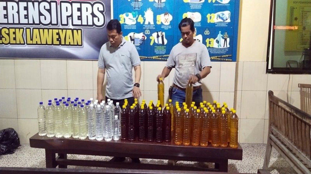 Sejumlah petugas polisi saat menunjukkan barang bukti minuman beralkohol di Mapolsek Laweyan Polresta Surakarta, Jawa Tengah, Sabtu (3/6/2023). ANTARA/HO-Humas Polresta Surakarta