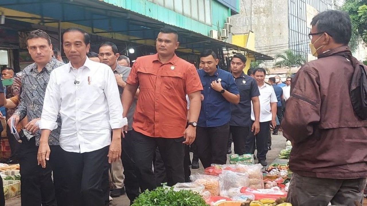 Presiden Joko Widodo meninjau Pasar Palmerah Jakarta pada Senin (26/6/2023). (ANTARA/Desca Lidya Natalia)