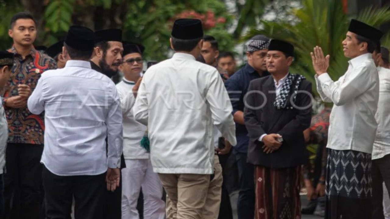 Presiden Joko Widodo (kanan) menyapa warga seusai melaksanakan Shalat Idul Adha 1444 H di halaman Istana Kepresidenan Yogyakarta, Kamis (29/6/2023). Dalam Shalat Idul Adha 1444 H itu Jokowi melaksanakan shalat bersama ribuan umat muslim. ANTARA FOTO/Andreas Fitri Atmoko