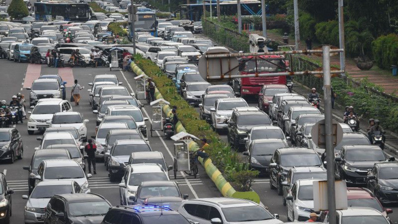 Kepadatan kendaraan bermotor terjadi di Jalan Benyamin Sueb ke arah arena Pekan Raya Jakarta (PRJ) JIExpo Kemayoran, Jakarta, Minggu (25/6/2023). Sejumlah pengguna jalan mengeluhkan kemacetan yang terjadi juga pada Sabtu (24/6) akibat penutupan jalan tersebut untuk ajang balapan Street Race. ANTARA FOTO/Aditya Pradana Putra/pras.