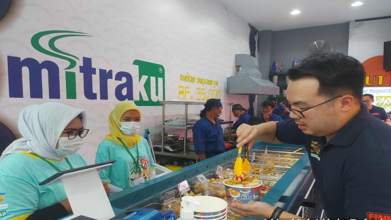 Dua staf pemasaran produk olahan makanan laut menawarkan pengunjung Pekan Raya Jakarta (PRJ) 2023 (kanan) paket hemat makan sepuasnya (All You Can Eat) cukup membayar Rp35 ribu di kawasan Jakarta International Expo Kemayoran, Jakarta, Rabu (14/6/2023). ANTARA/Abdu Faisal