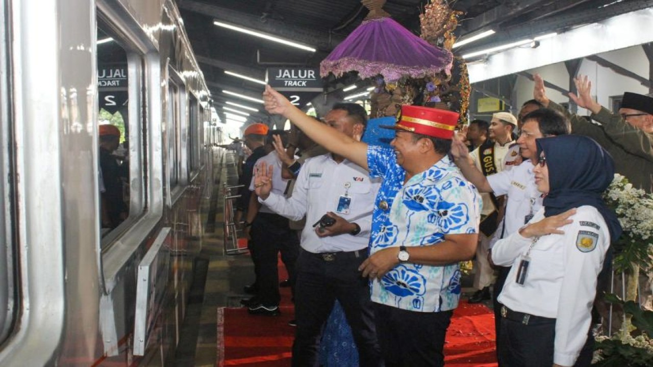 Bupati Jember Hendy Siswanto bersama Direktur Niaga PT KAI Hadis Surya Palapa meresmikan peluncuran KA Pandalungan Jember, Kamis (1/6/2023). (ANTARA/HO-Humas KAI Daop 9 Jember)