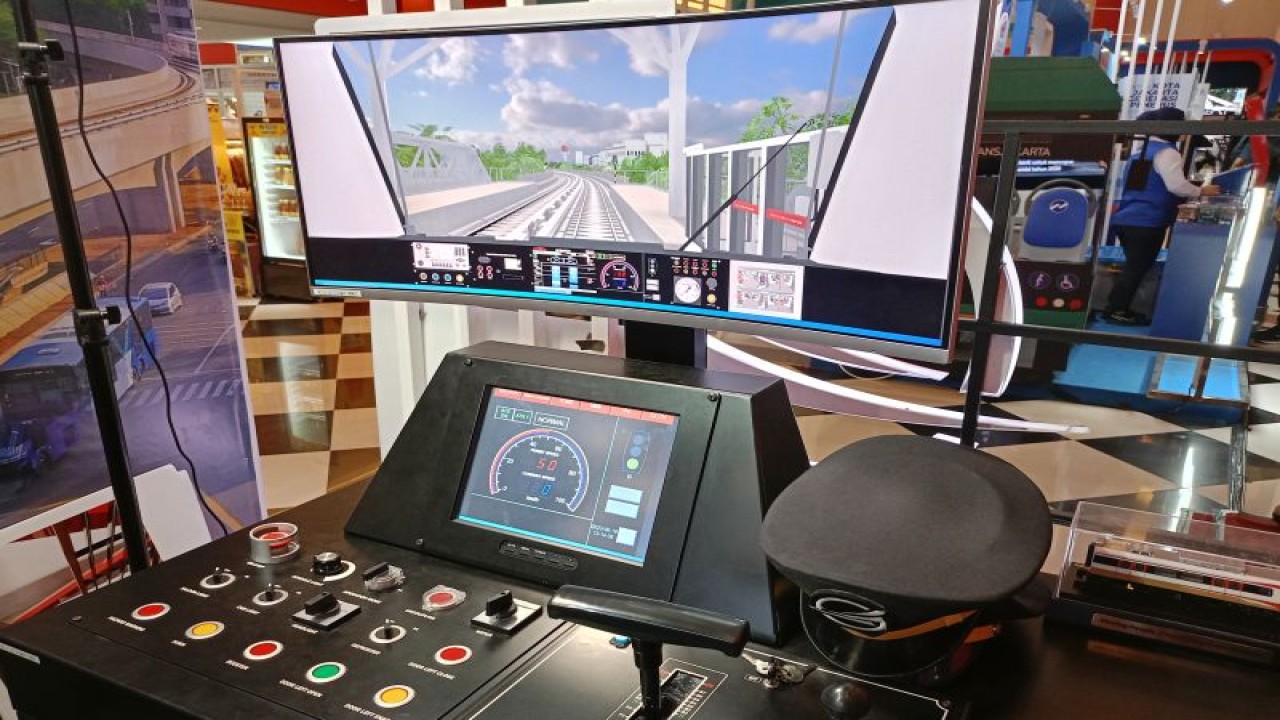 Pengunjung mencoba simulator kereta (train simulator) yang disediakan PT Light Rail Transit (LRT) Jakarta di Jakarta International Expo (JIEXPO) Kemayoran, Jakarta Pusat, Senin (19/6/2023). (ANTARA/Siti Nurhaliza)