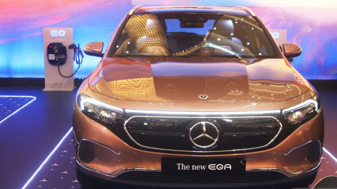 PT Mercedes-Benz Distribution Indonesia meluncurkan model entry-level SUV dari lini kendaraan full-electric Mercedes-EQ yaitu The new EQA di Jakarta, Kamis (15/6). (ANTARA/Ahmad Faishal)