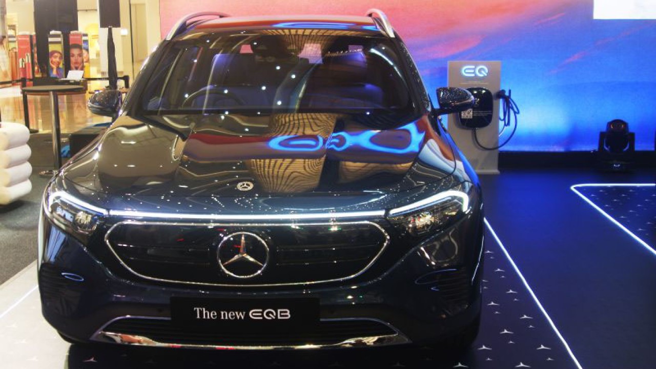 PT Mercedes-Benz Distribution Indonesia memperkenalkan model full-electric 7-seater SUV pertama di Indonesia yaitu The new EQB di Main Atrium Senayan City, Jakarta, Kamis (16/6). (ANTARA/Ahmad Faishal)