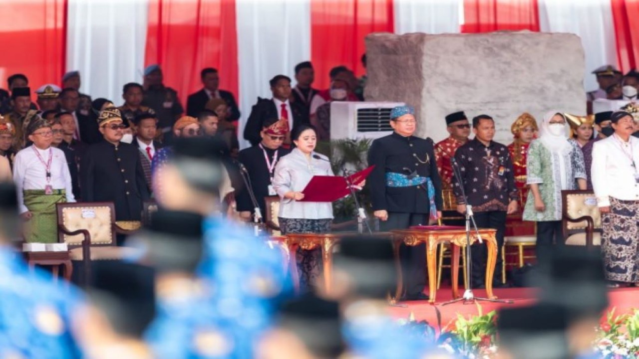 Ketua DPR RI Puan Maharani saat membacakan naskah pembukaan UUD 1945 pada peringatan Hari Lahir Pancasila dipimpin oleh Presiden Joko Widodo (Jokowi), di Lapangan Monumen Nasional (Monas), Jakarta Pusat, Kamis (1/6/2023). (Ist/nr)