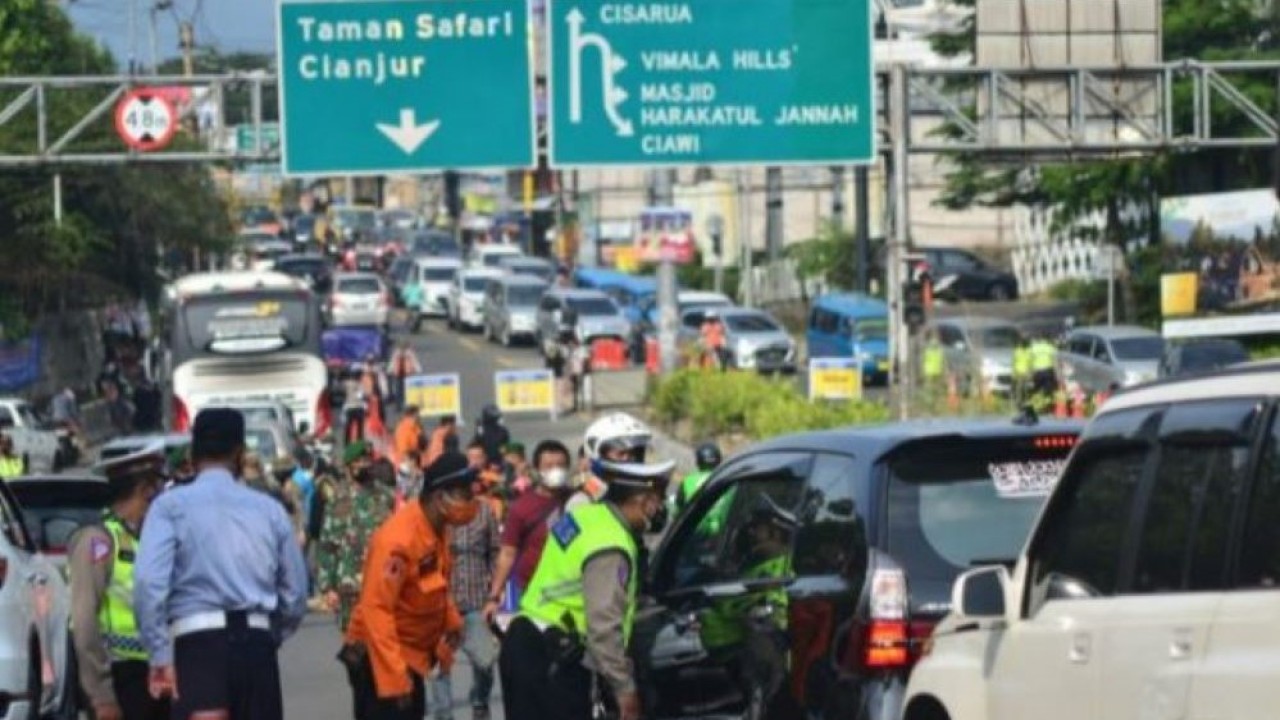 Jajaran Polres Bogor memberlakukan sistem ganjil-genap di jalur wisata Puncak pada Sabtu-Minggu, 17-18 Juni 2023. (NTMC Polri)